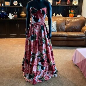 Beautiful floral sweetheart neck line wedding/ formal evening gown